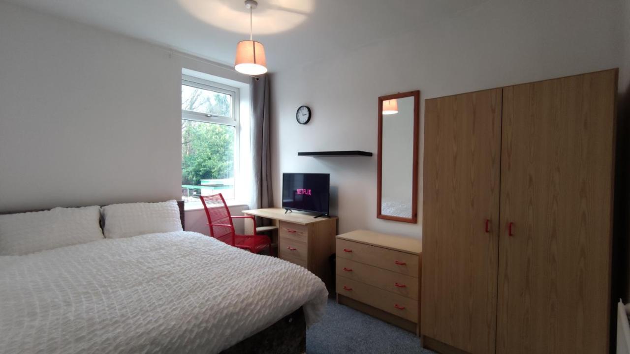 Lovely 2 Bedroom House Worsley Exterior photo
